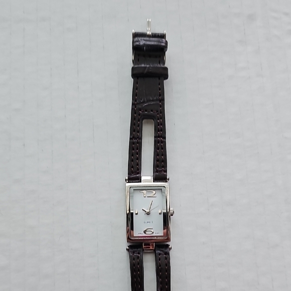 Elegant Brown Leather Strap Watch - Picture 3 of 6